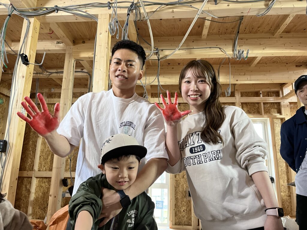 【雨の中の上棟式と餅まき。そして、家族の「想い」を刻む手形式。】